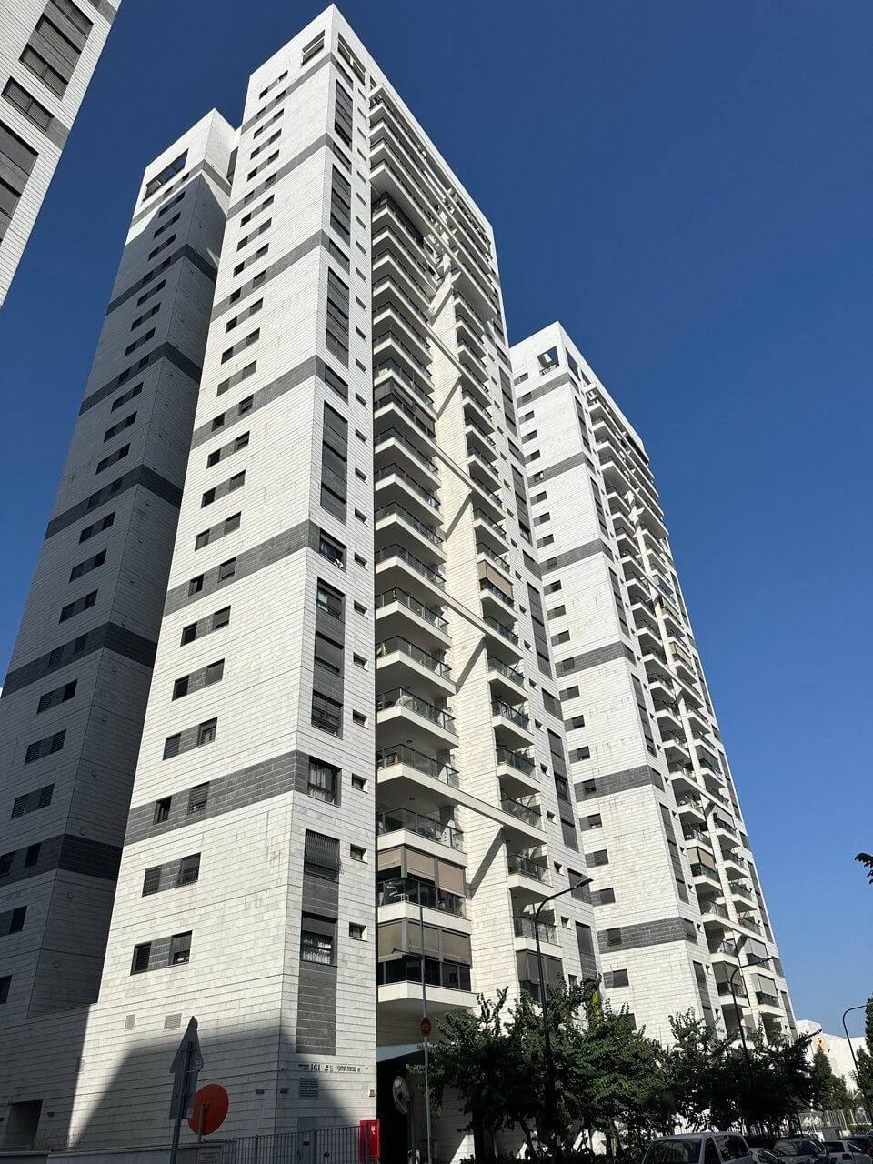 מגדלי המגורים של פרויקט "רחובות עלית" בחצרות המושבה על רקע שמיים כחולים